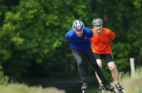 Hanseblick-Reporter Thilo Tautz auf Europas längster Inline-Skate-Strecke im brandenburgischen Fläming gemeinsam mit dem rollenden "Eichenkranz"-Koch Uwe Kuhlmey  | Foto: NDR