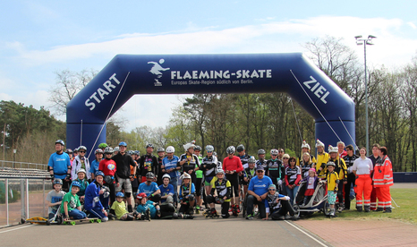 Gruppenbild Skater, Rad- und Rollifahrer beim Start in der Skate-Arena | Foto: Landkreis Teltow-Fläming